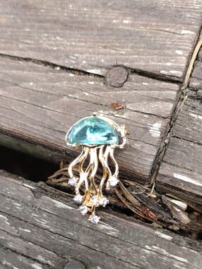 Gold Jellyfish Brooch with Aquamarine Center